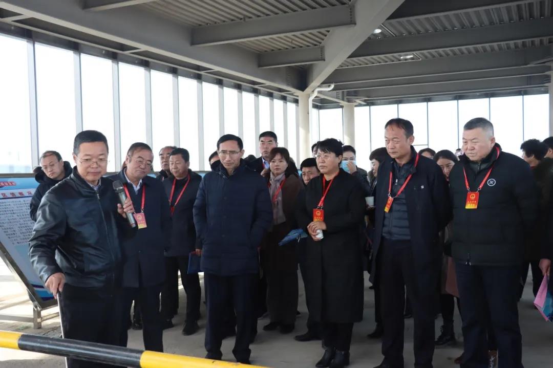 在榆省、市、區(qū)人大代表視察體育小鎮(zhèn)項(xiàng)目