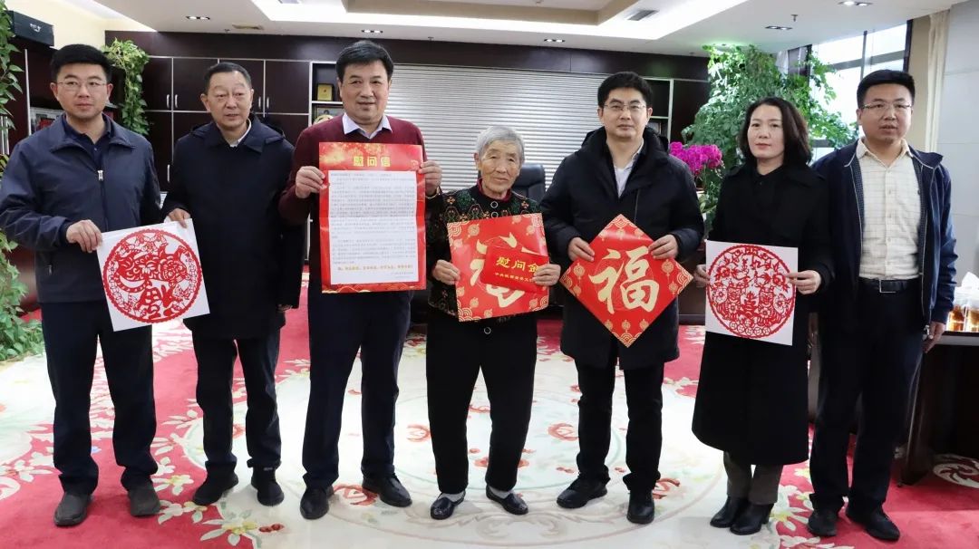 榆林市市委常委、宣傳部部長曾德超看望慰問全國文明家庭——李學(xué)彥家庭